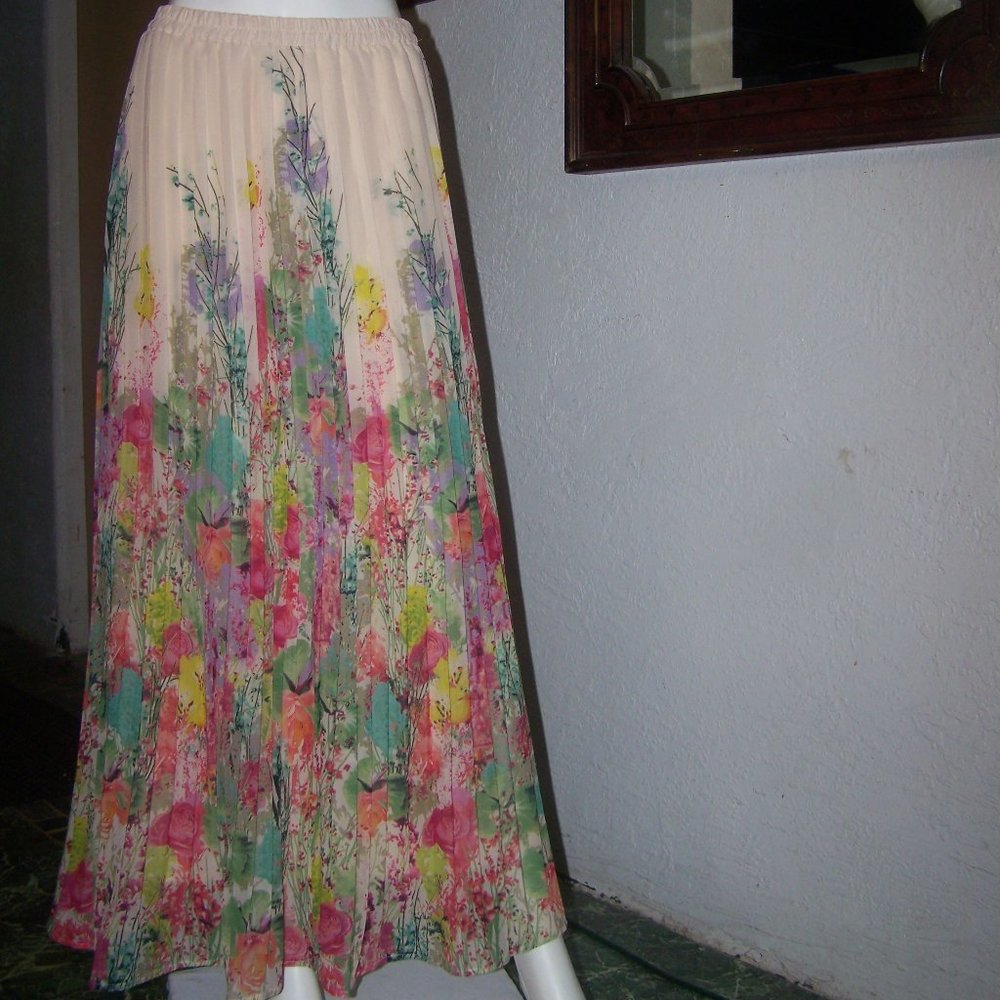 Lucky & Coco Floral Pleated Skirt Small Colorful